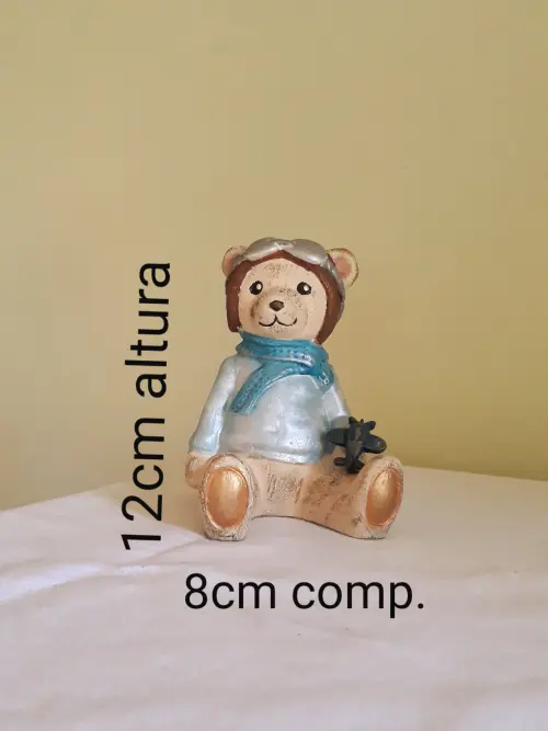 Urso aviador sentado em resina