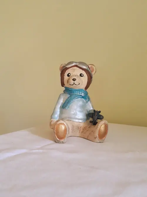 Urso aviador sentado em resina