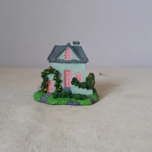 Casa Miniatura de Resina pintada á mão