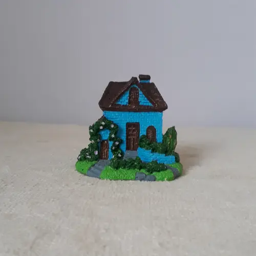 Casa Miniatura de Resina azul com telhado marron pintada á mão