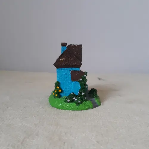 Casa Miniatura de Resina azul com telhado marron pintada á mão