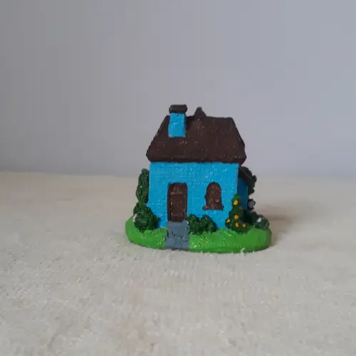 Casa Miniatura de Resina azul com telhado marron pintada á mão