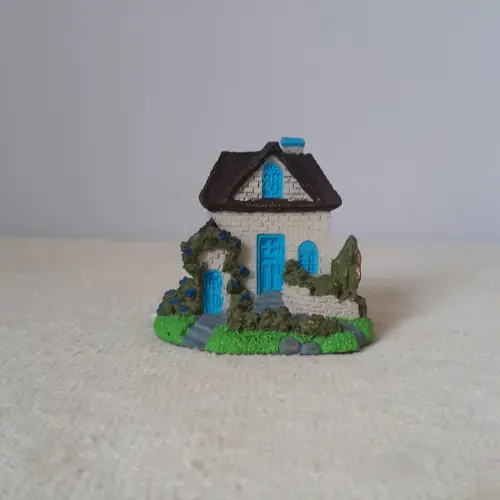 Casa Miniatura de Resina azul pintada á mão