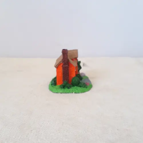 Casa Miniatura de Resina alaranjada