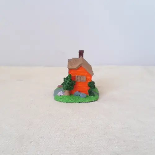 Casa Miniatura de Resina alaranjada