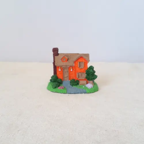 Casa Miniatura de Resina alaranjada