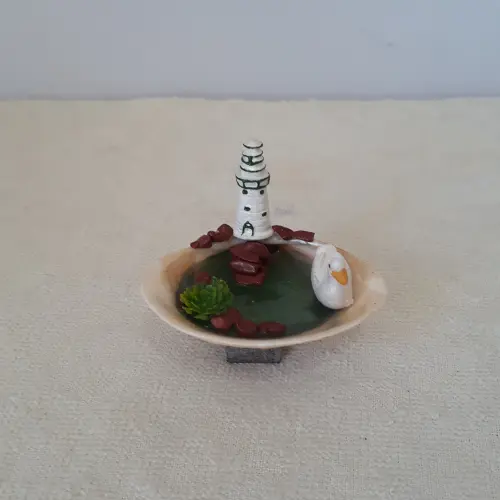 cenário com concha e farol