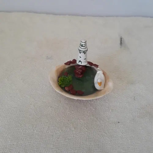 cenário com concha e farol