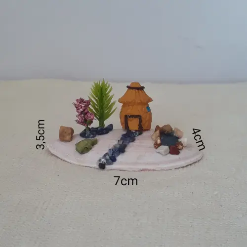 cenário com concha, casa miniatura de resina, pedras naturais e