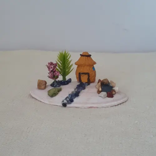 cenário com concha, casa miniatura de resina, pedras naturais e plantas artificiais