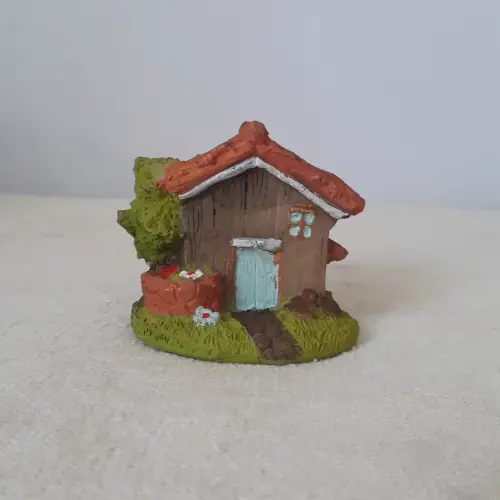 Casa de campo miniatura de resina