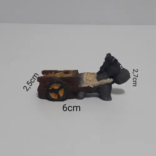 Burrinho de resina puxando carroça