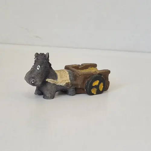 Burrinho de resina puxando carroça