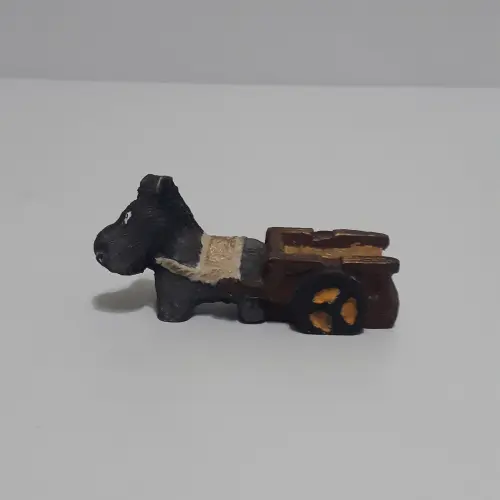 Burrinho de resina puxando carroça