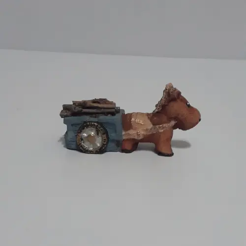 Burrinho de resina puxando carroça com gravetos