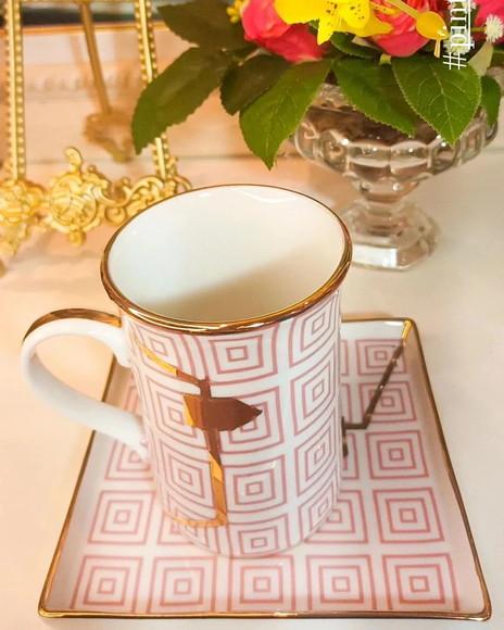 Caneca Bolsa com Bandeja e com Detalhes em Ouro