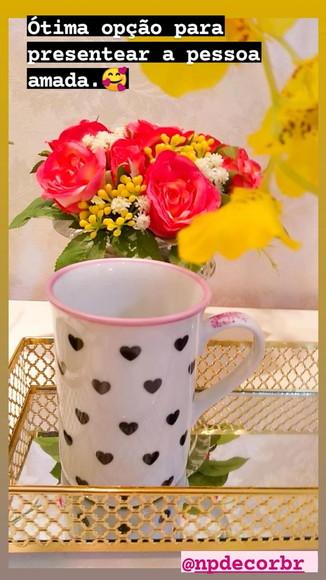 Caneca com Corações, Laço e Borda Pintada