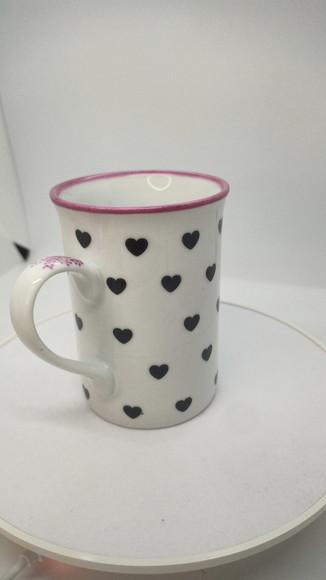 Caneca com Corações, Laço e Borda Pintada