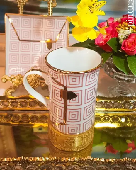 Caneca Bolsa com Bandeja e com Detalhes em Ouro