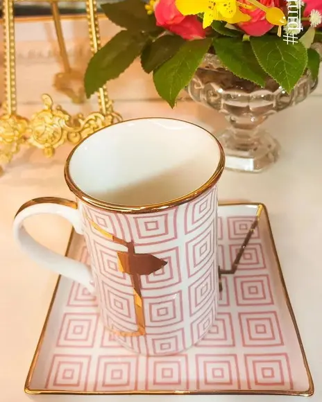 Caneca Bolsa com Bandeja e com Detalhes em Ouro