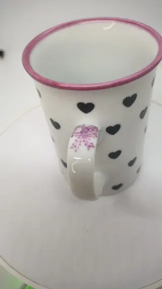 Caneca com Corações, Laço e Borda Pintada