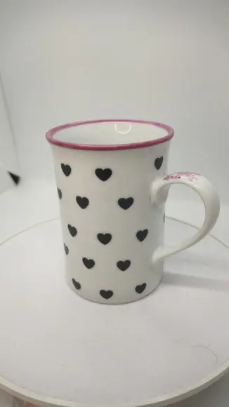 Caneca com Corações, Laço e Borda Pintada