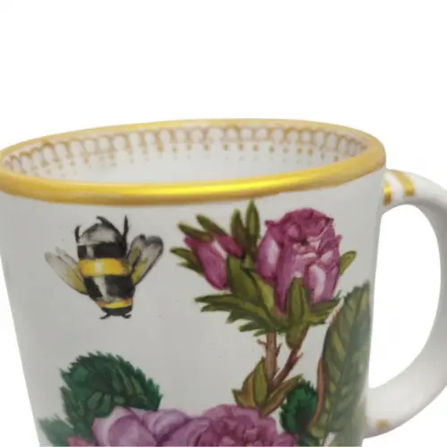 Caneca de Porcelana Pintada à Mão - Modelo Floral com Abelha
