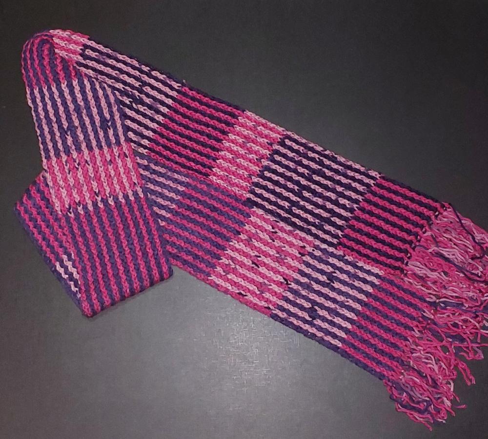 Cachecol roxo e rosa listrado mesclado