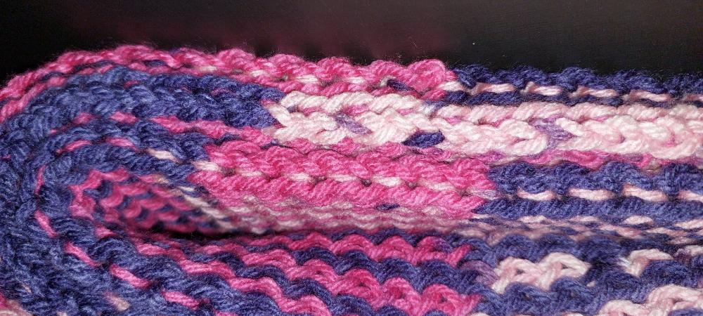 Cachecol roxo e rosa listrado mesclado