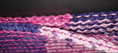 Cachecol roxo e rosa listrado mesclado