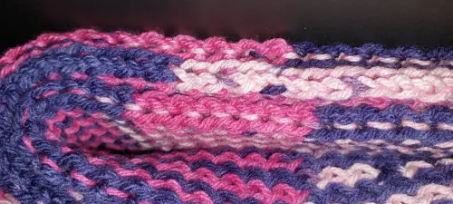 Cachecol roxo e rosa listrado mesclado