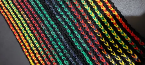 Cachecol listrado preto e cores do reggae