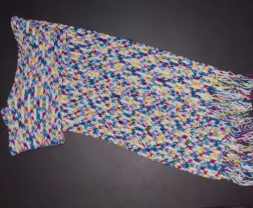 Cachecol branco com efeitos coloridos