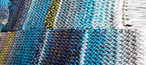 Cachecol bege e mesclado