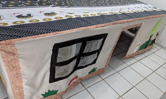 Toalha de mesa vira casinha cavalinho