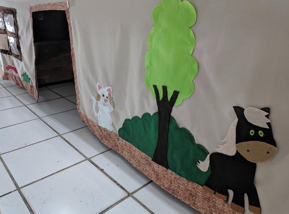 Toalha de mesa vira casinha cavalinho