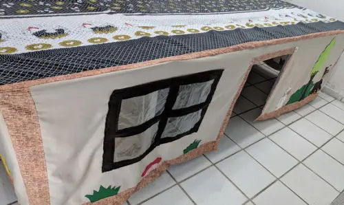 Toalha de mesa vira casinha cavalinho