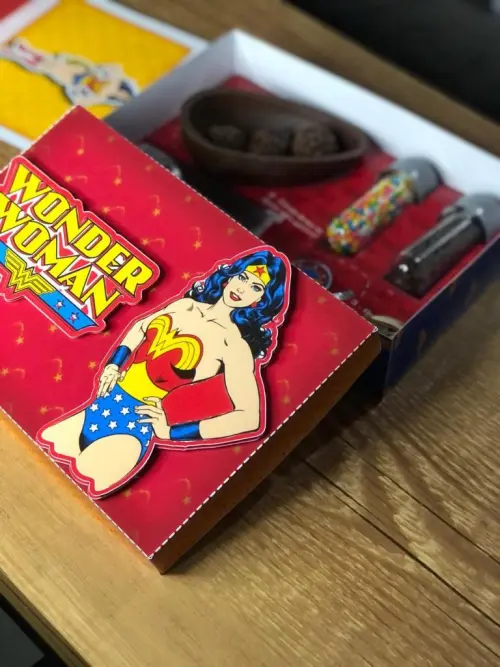 Arquivo de Corte Caixa Mini Confeiteiro Mulher Maravilha 06 - STU