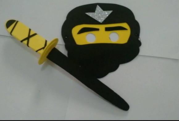 25 Espadas e Máscara Ninjago Embaladas