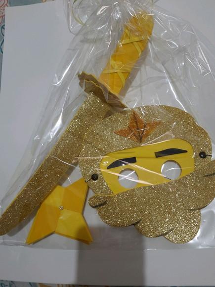 Lembrancinha Kit Ninjago Dourado, Estrelas,máscara e Espada