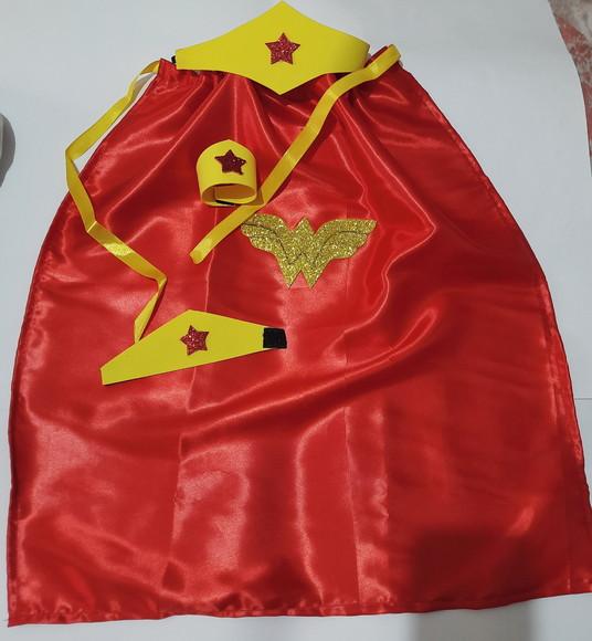 Kit Mulher Maravilha, Capa de Cetim, Braceletes e Tiara