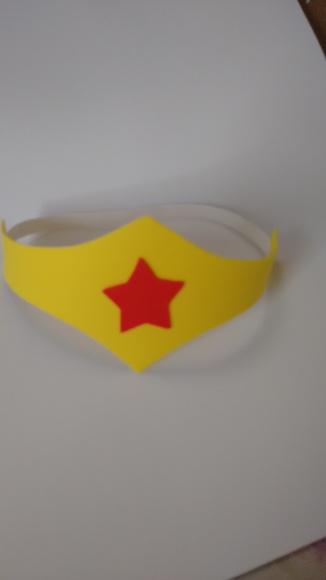 Tiara da mulher maravilha em EVA