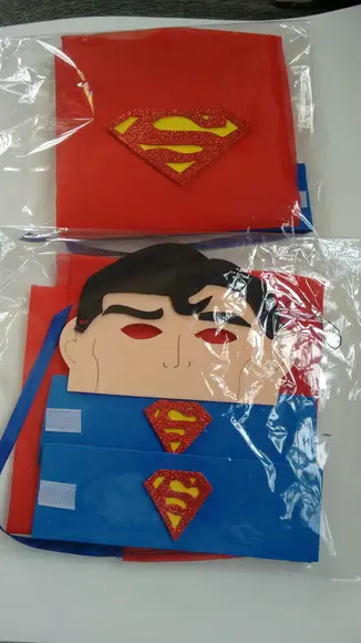 Capa, måscara e braceletes Super homem