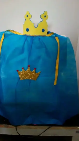 Lembrancinha príncipe ou princesa capa e coroa