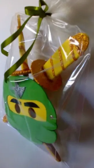 Kit máscara Ninjago com 2 espadas douradas