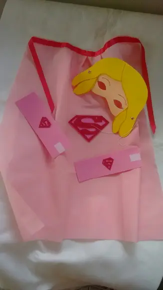 Supergirl ,capa ,máscara e braceletes