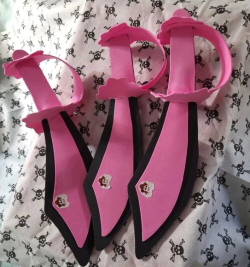 Espada menina pirata rosa em Eva