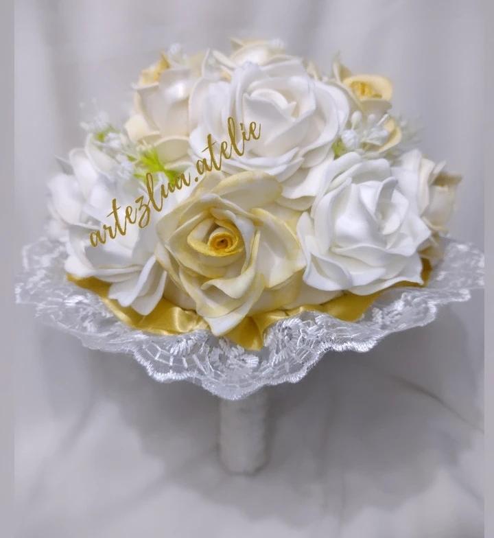 Buquê de noiva branco e amarelado