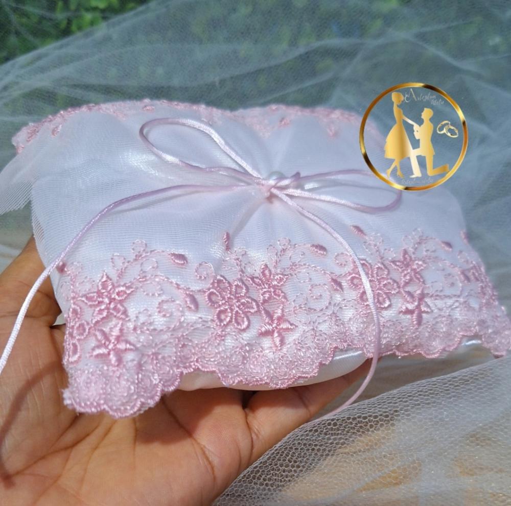 Almofadinha porta alianças branca e rosé