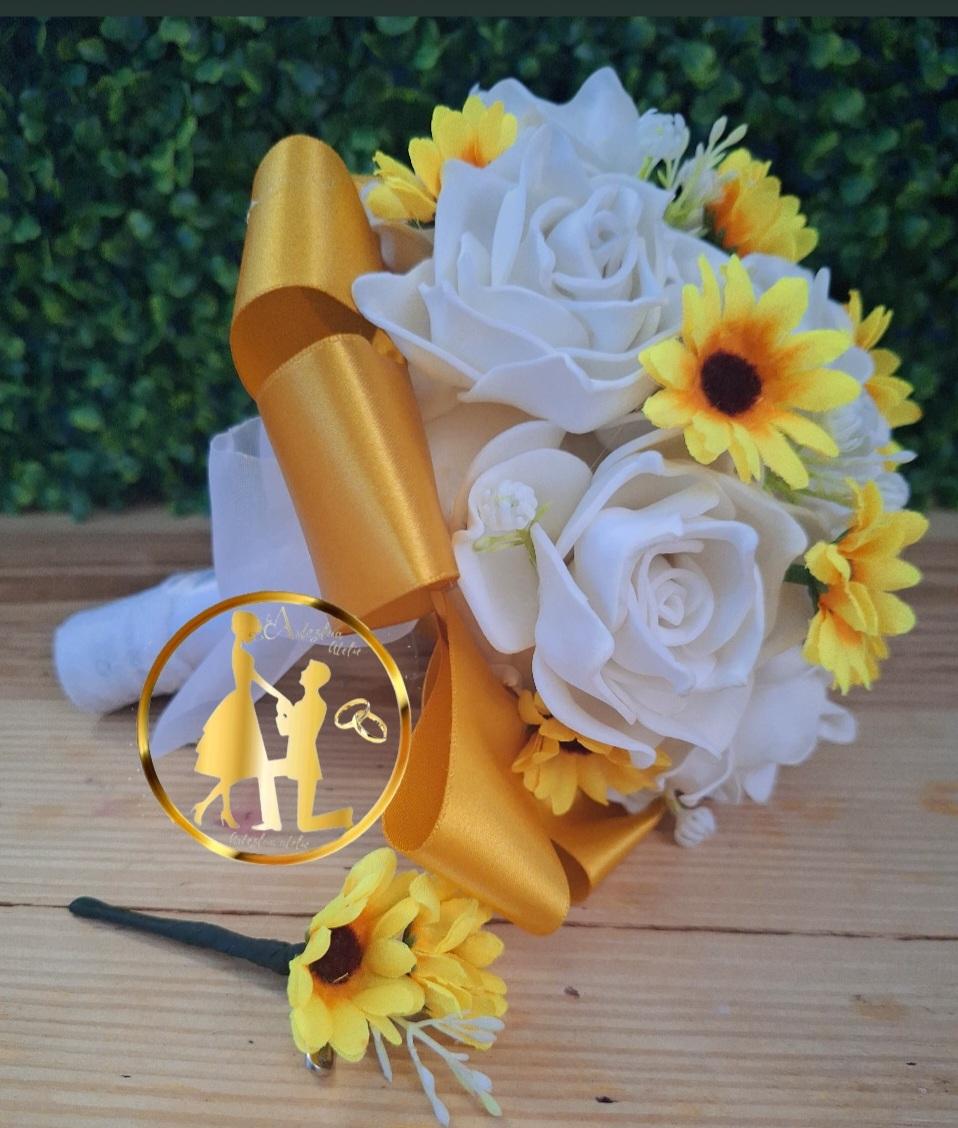 kit de Buquê girassois e rosas branca + flor de lapela